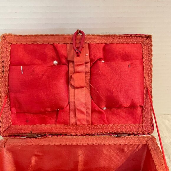 Unique Vintage Sewing Box with some Sewing Notions - Picture 9 of 15